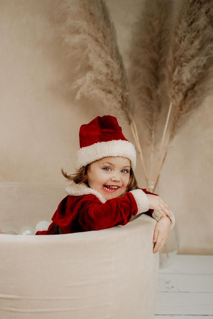 Photos de Noël dans la piscine à balles : 10 idées amusantes pour une carte de Noël unique