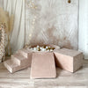 Donkerbeige ballenbad met witte, beige en goudkleurige ballen, met een trapje links, helling vooraan en balk rechts.