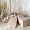 Donkerbeige ballenbad met trapje, helling en balk, schuin van voren gezien, naast een speelgoedgiraf.