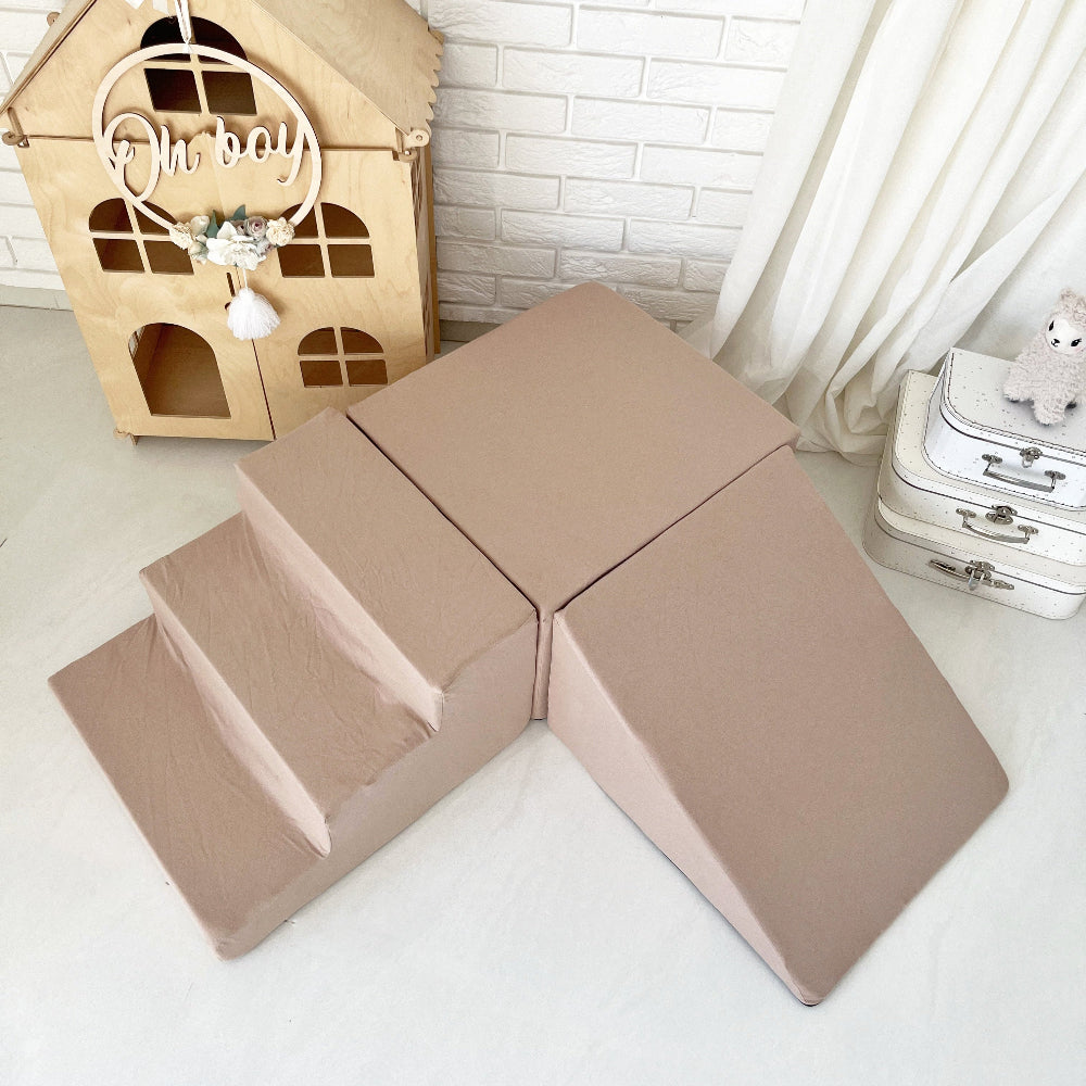Beige speelset met trapje, rechthoekig blok en helling, schuin van boven gezien.