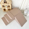 Beige speelset met trapje, rechthoekig blok en helling, schuin van boven gezien.