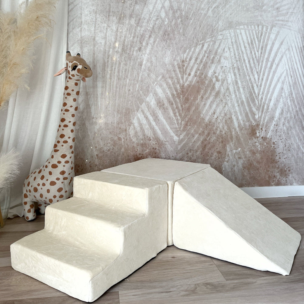 Ecru Soft Velvet speelparcours met drie treden linksvoor en een brede helling rechts, verbonden door een blok.