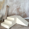 Ecru Soft Velvet speelparcours met drie treden linksvoor en een brede helling rechts, verbonden door een blok.