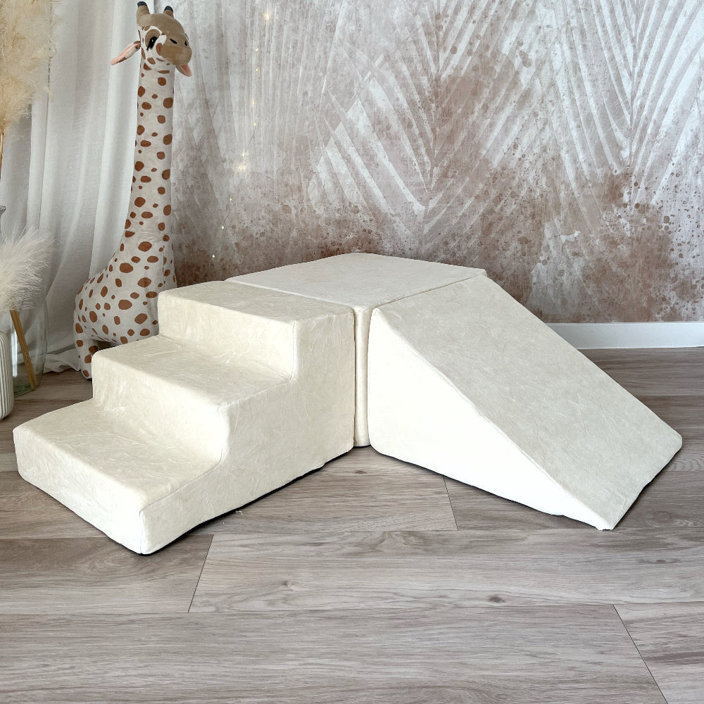 Ecru Soft Velvet speelset met trapje, blok en helling in een hoekopstelling op een houten vloer.