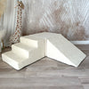 Ecru Soft Velvet speelset met trapje, blok en helling in een hoekopstelling op een houten vloer.