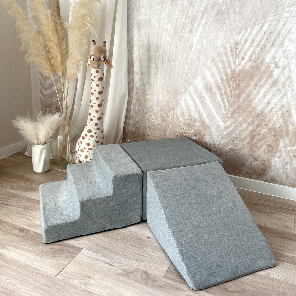 Grijze Soft Velvet speelset met drie elementen: trapje links, blok achteraan en brede helling naar voren.