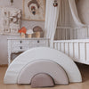 Regenboog speelset in wit, beige en taupe met drie delen op een houten vloer in een kinderkamer.