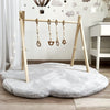 Grijze teddy speelmat Cloud in wolkvorm met een houten babygym erboven, van voren gezien.