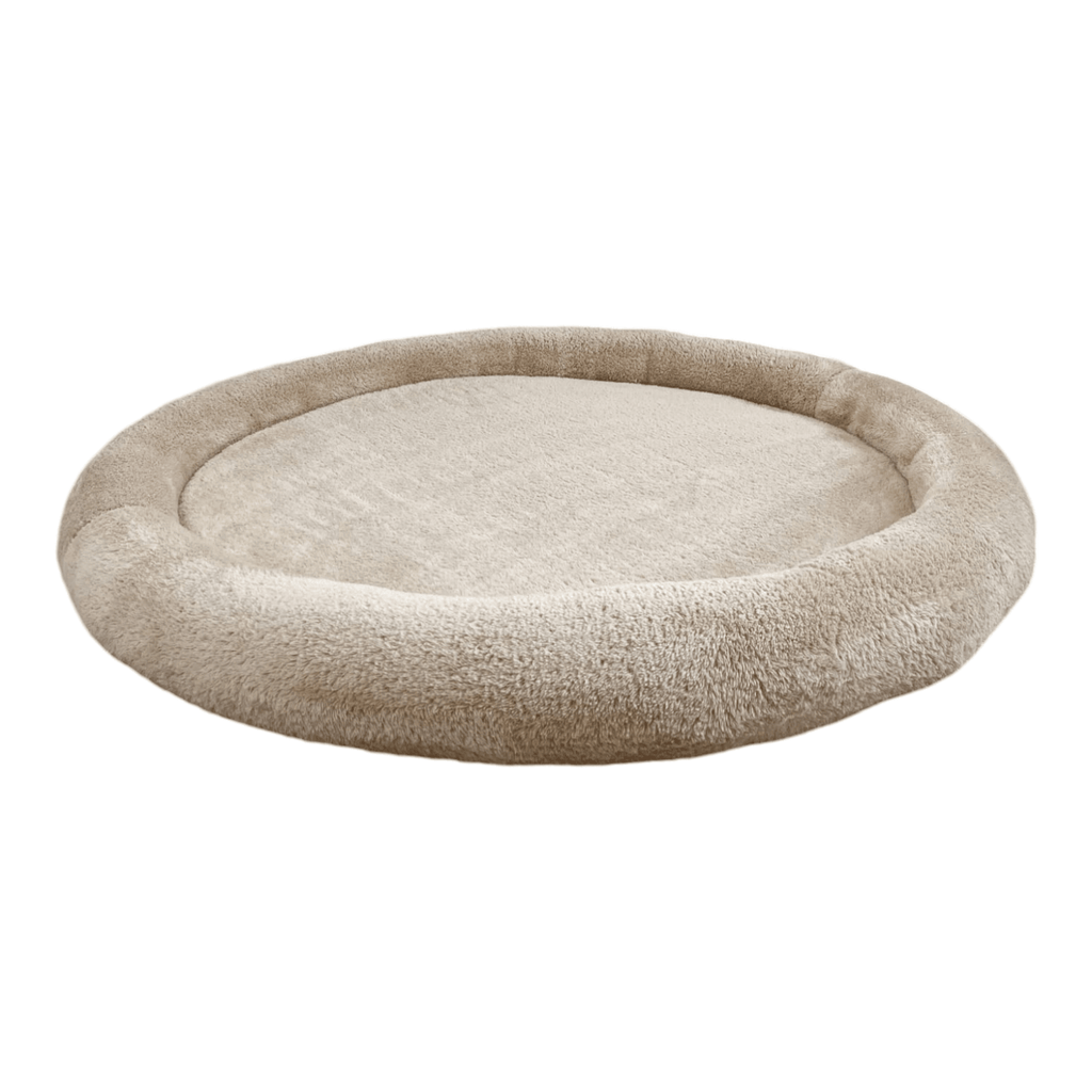Rond beige teddy speelnest met opstaande rand op een witte achtergrond